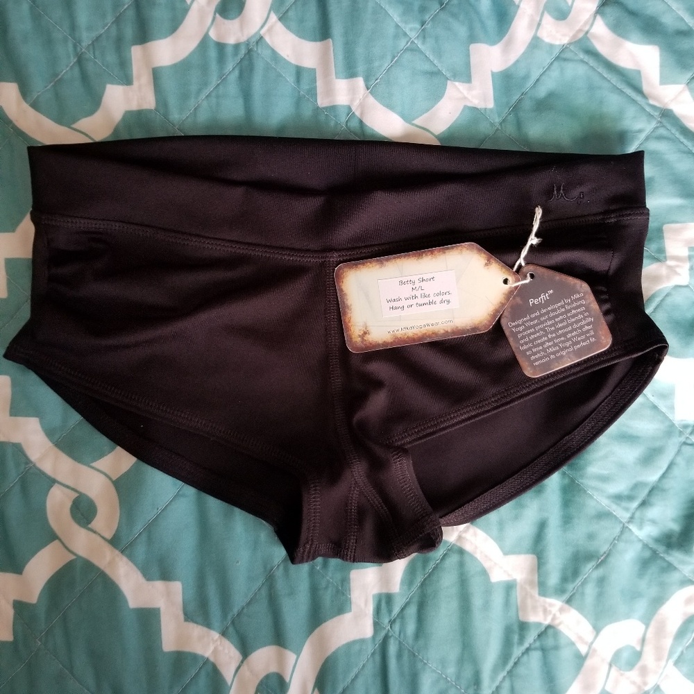 NWT Betty short M/L
